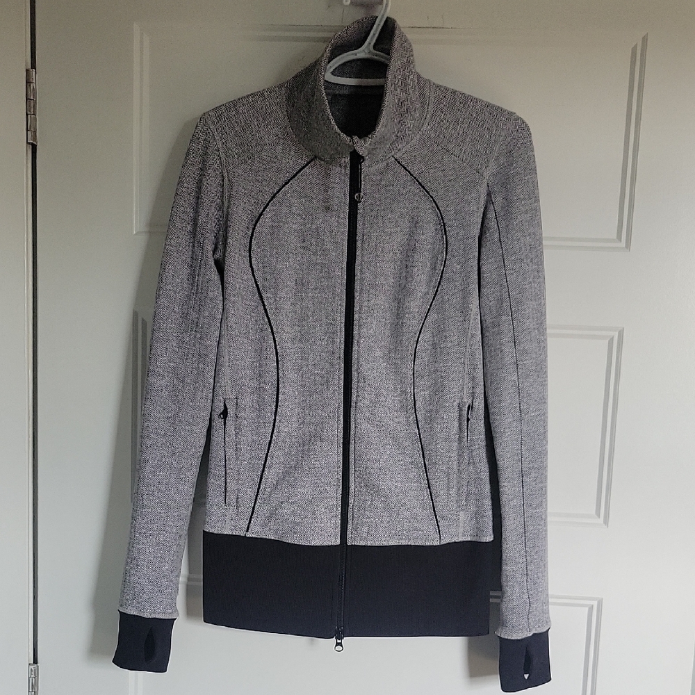 Lululemon Athletica Gray and Black Zip Up Size 6